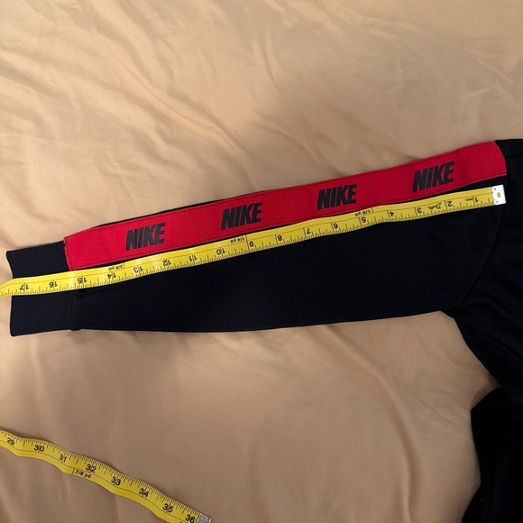 black nike jacket boy size 6-7 years old full zipper and pocket both sides. - Picture 5 of 6